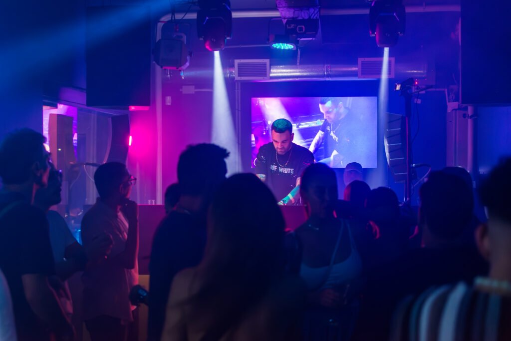 Cabina y público de Coral durante el ciclo de Rober Ayala
