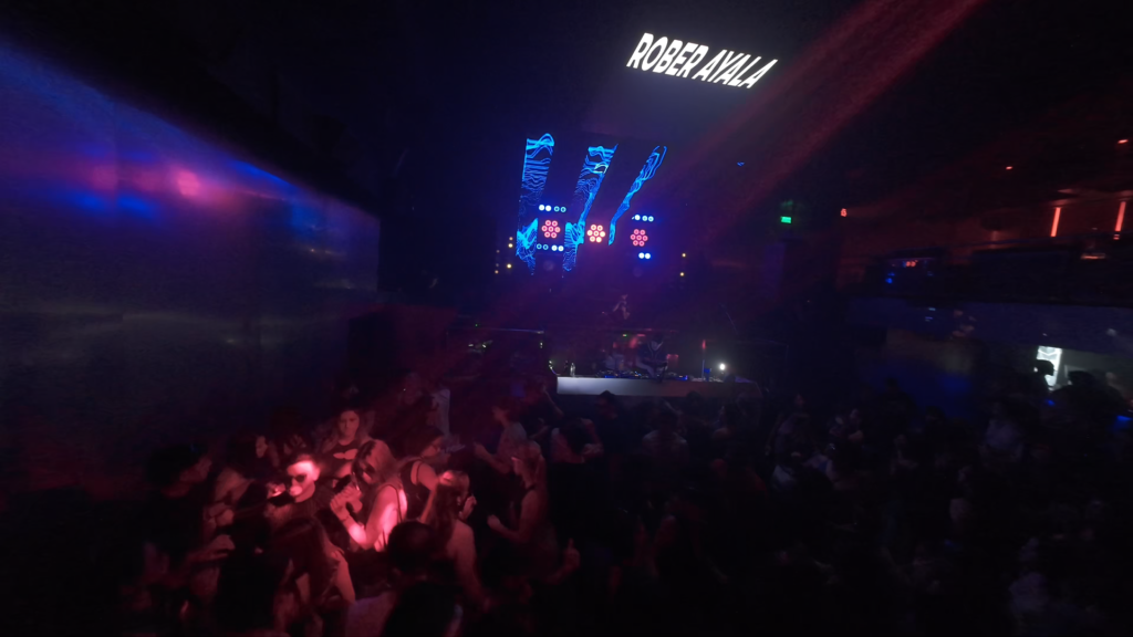 El público de Crobar frente al escenario con el nombre Rober Ayala
