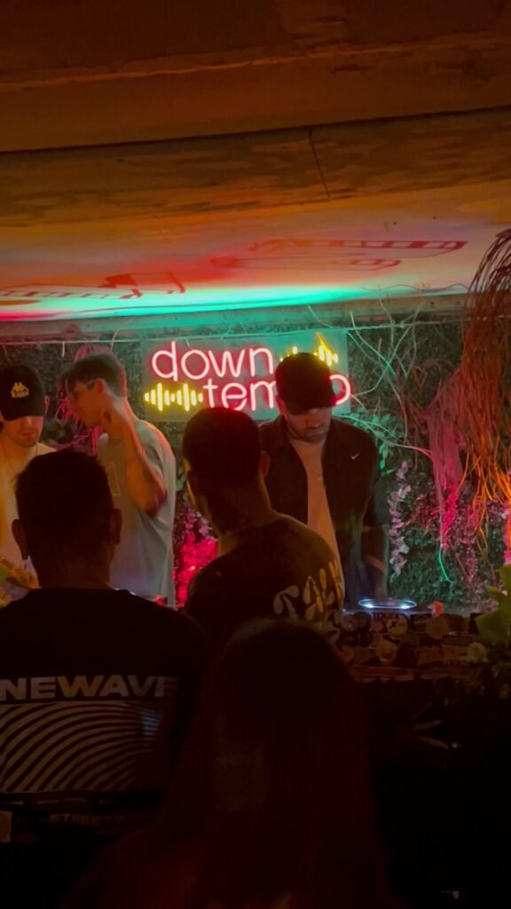 Presentación de Rober Ayala en Downtempo, fotograma 1