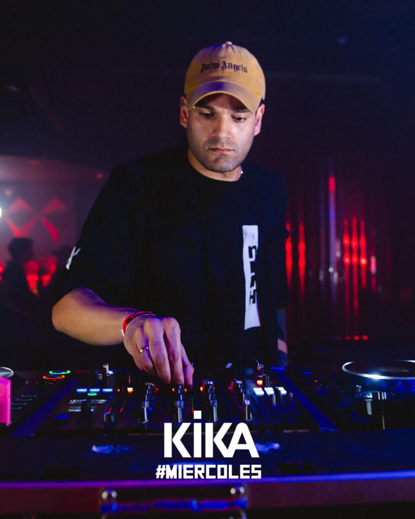 Rober Ayala mezclando en KIKA